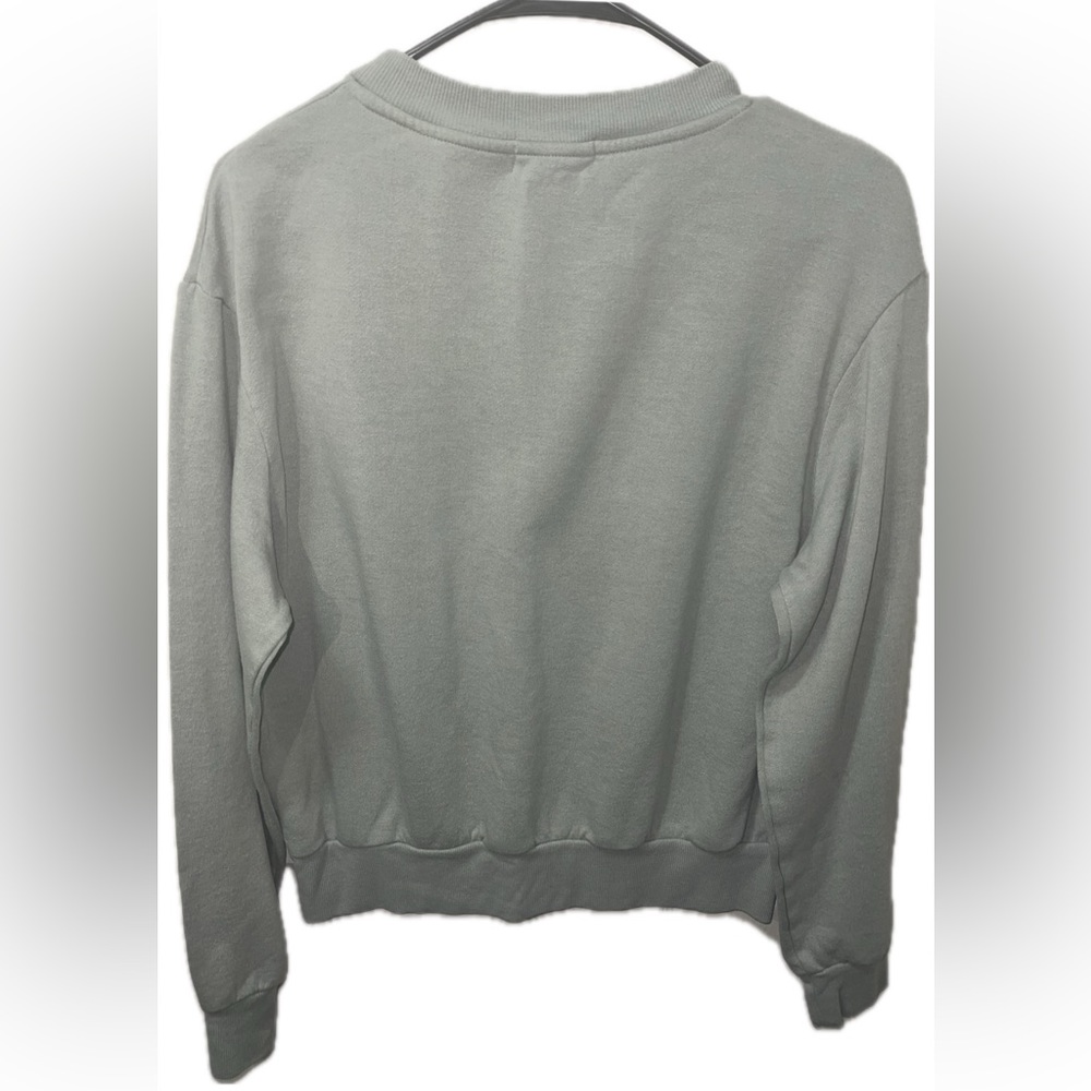 This garment measures 22.44inches long, 21.6 wide and its sleeves measure 22inch